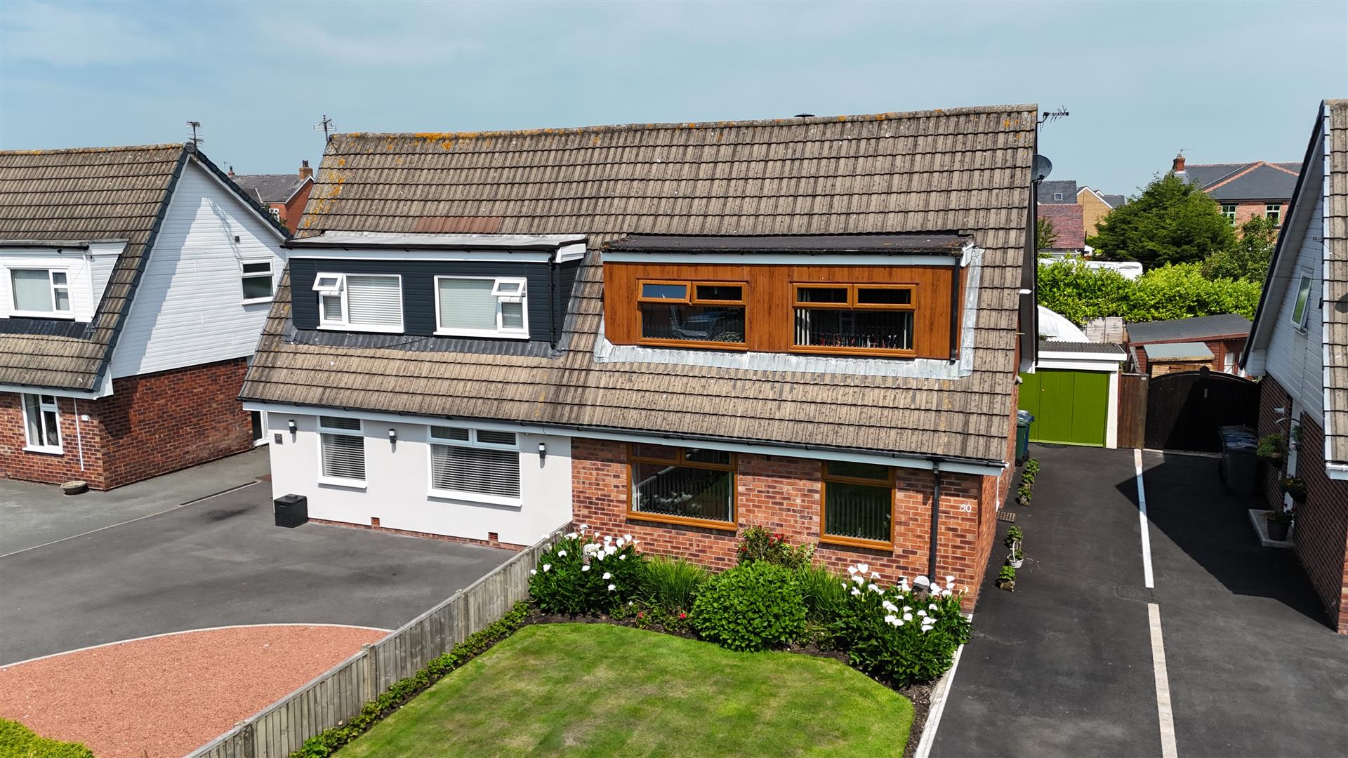 Fleetwood Drive, Banks